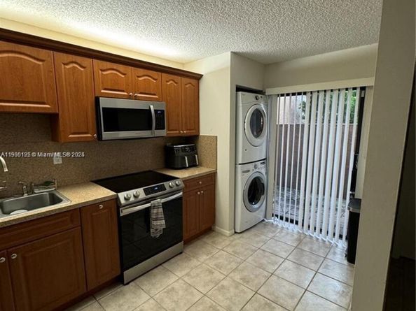 12032 S Las Palmas Dr, Pembroke Pines FL 33025