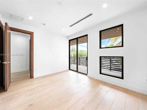 260 NW 47th St, Miami FL 33127