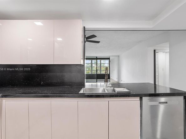 2861 Somerset Dr 203, Lauderdale Lakes FL 33311