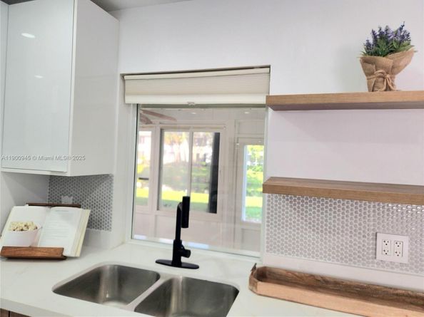 1254 NW 82nd Ave, Plantation FL 33322