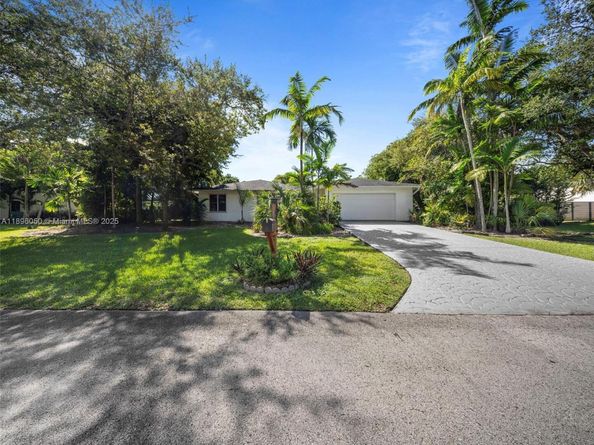 8520 SW 179th St, Palmetto Bay FL 33157