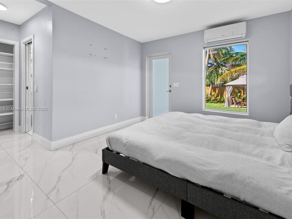 1025 Washington St, Hollywood FL 33019