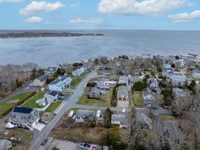 7 Cedar St, Mattapoisett MA 02739