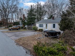 7 Cedar St, Mattapoisett MA 02739