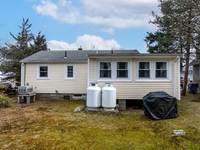 7 Cedar St, Mattapoisett MA 02739