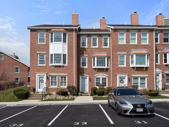 33 Breakwater Dr 33, Chelsea MA 02150