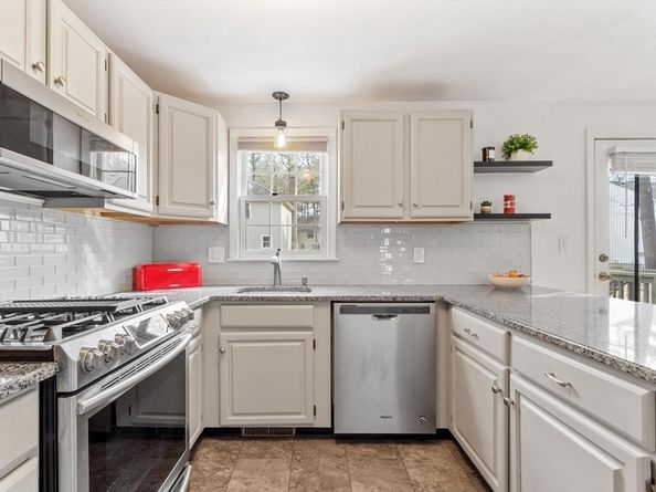 132 Wellman Avenue 132, Chelmsford MA 01863
