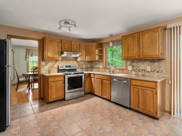 8 Wadsworth Rd, Shrewsbury MA 01545