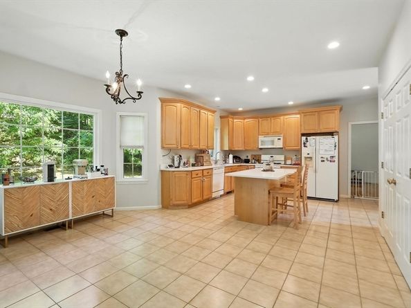 392 Farm Rd, Marlborough MA 01752
