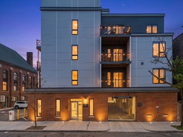 157 Chestnut St 203, Chelsea MA 02150
