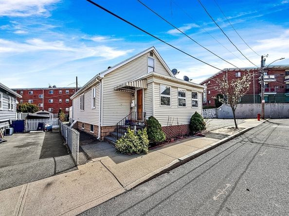 14 Oak Ter, Everett MA 02149