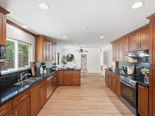 15821 Rica Vista Way, San Jose CA 95127
