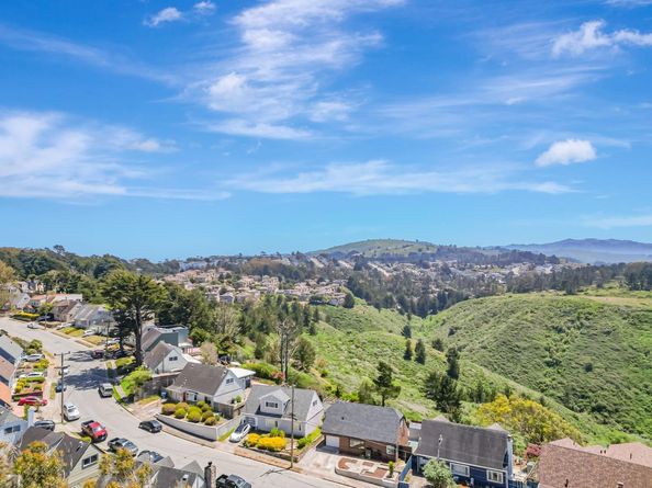 720 Lockhaven Drive, Pacifica CA 94044