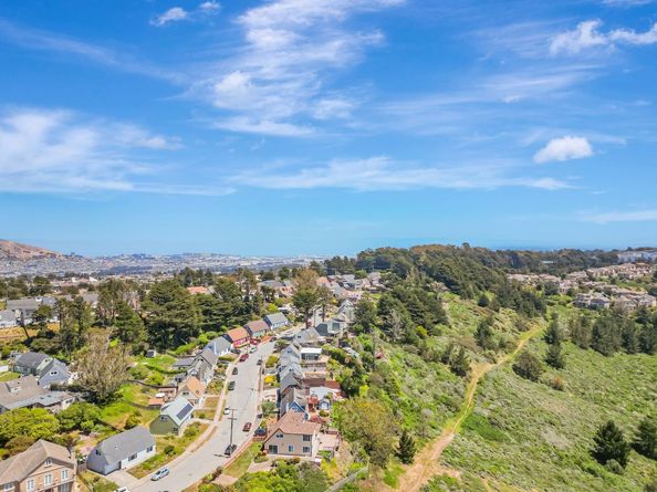 720 Lockhaven Drive, Pacifica CA 94044