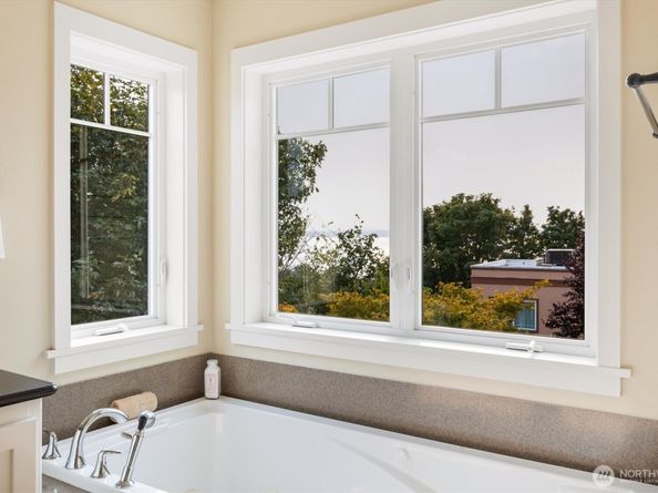 6703 36th Avenue NW, Seattle WA 98117