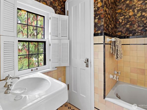 16349 Maplewild Avenue SW, Burien WA 98166