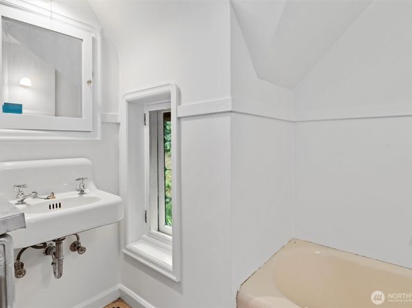 16349 Maplewild Avenue SW, Burien WA 98166