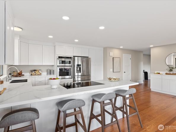 11737 Lakeside Avenue NE, Seattle WA 98125