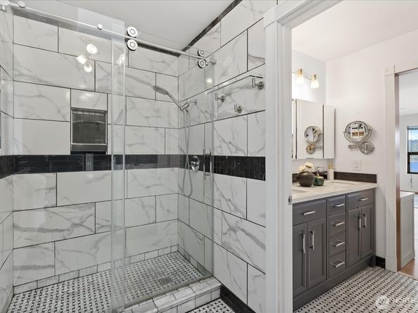 11737 Lakeside Avenue NE, Seattle WA 98125