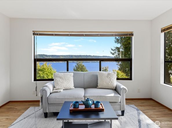 11737 Lakeside Avenue NE, Seattle WA 98125