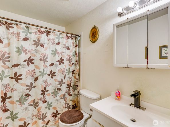 916 Ferndale Circle NE, Renton WA 98056