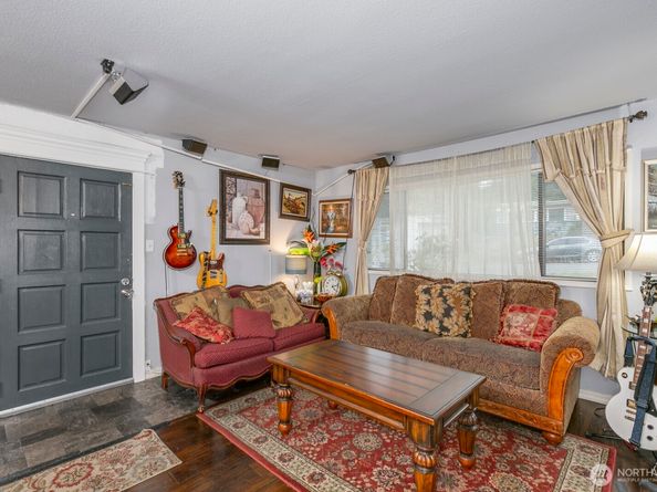 916 Ferndale Circle NE, Renton WA 98056