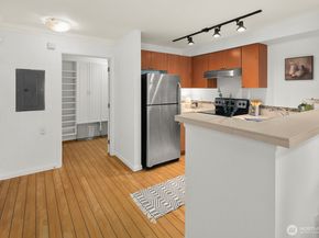 621 5 Avenue N 301, Seattle WA 98109