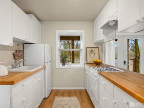 1585 NE Park View Drive, Bainbridge Island WA 98110
