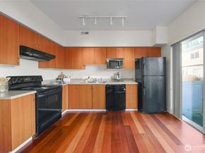 18258 NE 96th Way 101, Redmond WA 98052