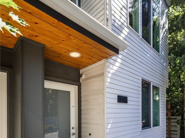 1134 N 90 Street D, Seattle WA 98103