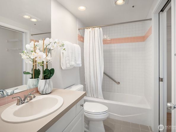 2400 8th Avenue N 2, Seattle WA 98109