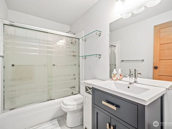 3661 24th Place W 401, Seattle WA 98199