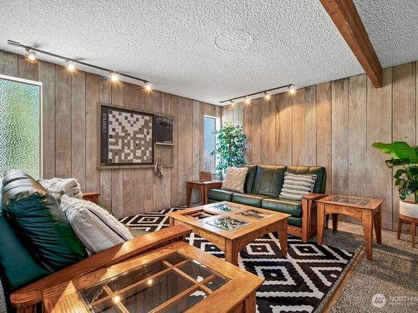 3661 24th Place W 401, Seattle WA 98199