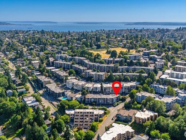 3661 24th Place W 401, Seattle WA 98199