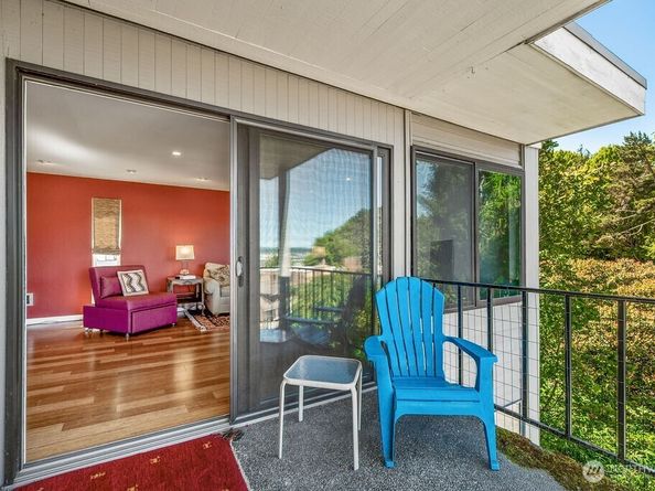 3661 24th Place W 401, Seattle WA 98199