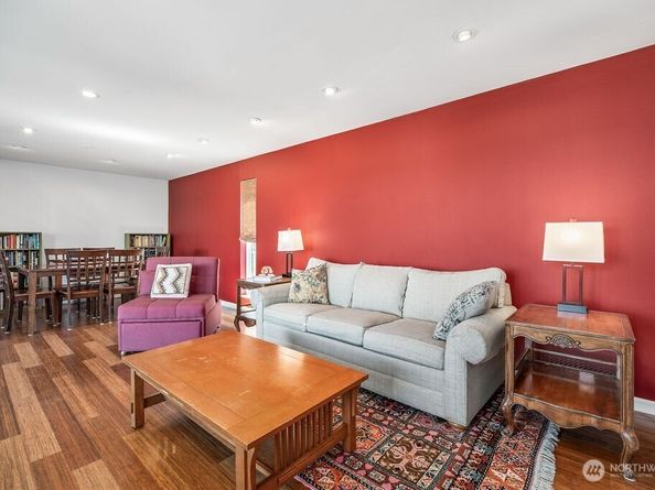 3661 24th Place W 401, Seattle WA 98199