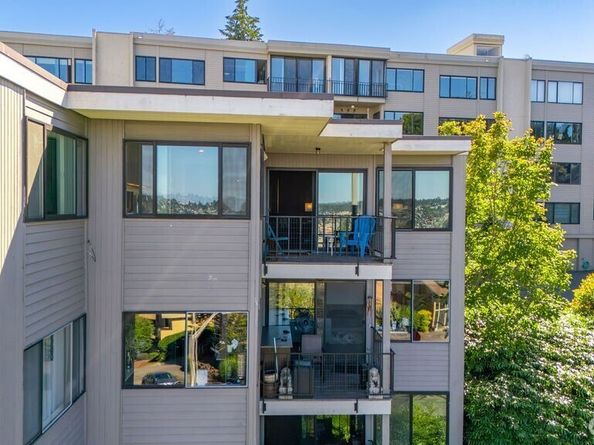3661 24th Place W 401, Seattle WA 98199