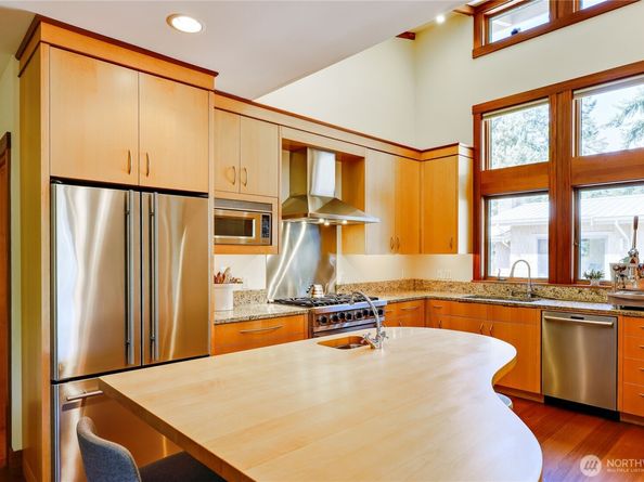 7870 NE Koura Farm Drive, Bainbridge Island WA 98110
