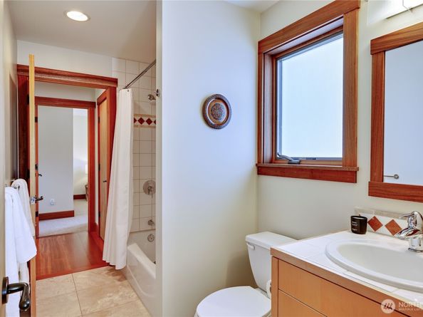 7870 NE Koura Farm Drive, Bainbridge Island WA 98110
