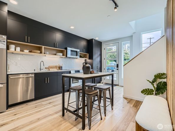 511 Howe Street A, Seattle WA 98109