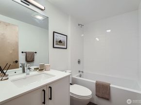 511 Howe Street A, Seattle WA 98109