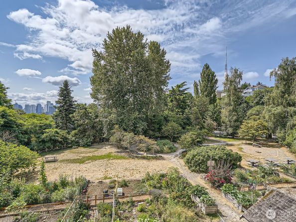 511 Howe Street A, Seattle WA 98109