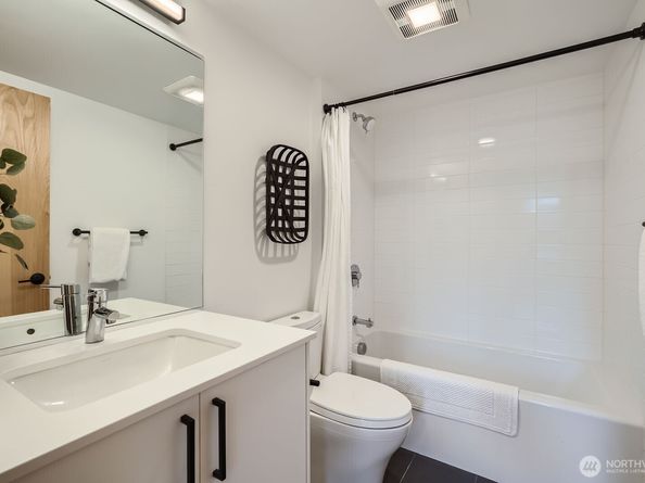 511 Howe Street A, Seattle WA 98109