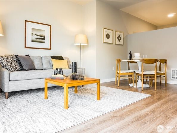 1085 103rd Avenue NE 206, Bellevue WA 98004