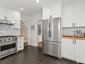 2553 Warren Avenue N, Seattle WA 98109