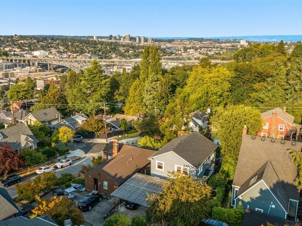 2553 Warren Avenue N, Seattle WA 98109