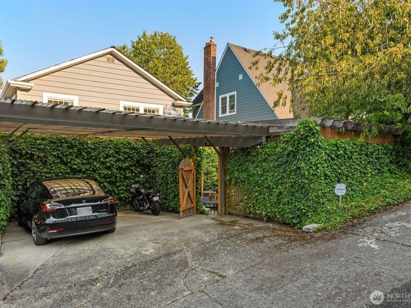 2553 Warren Avenue N, Seattle WA 98109