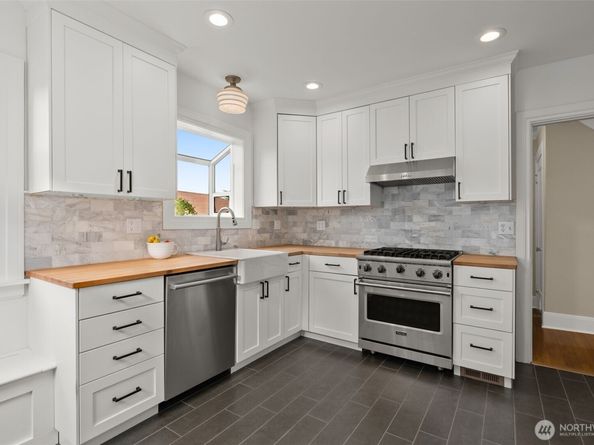 2553 Warren Avenue N, Seattle WA 98109