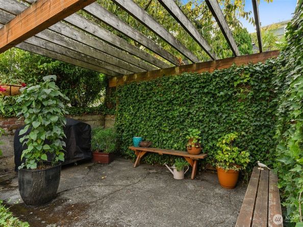 2553 Warren Avenue N, Seattle WA 98109