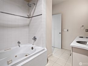 700 E Denny Way PH3, Seattle WA 98122